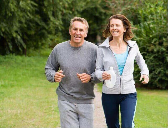 Deux joggeurs courent dans un parc